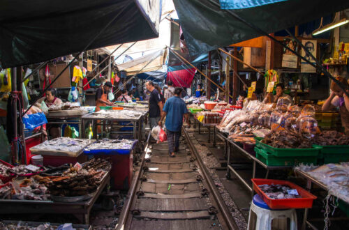 vecteezy-samut-songkhram-thailand-sep-12-2017-the-famous-railway-21888655-701_orig